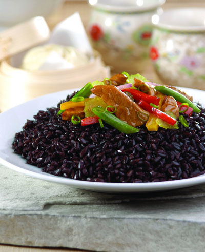 Arroz Preto com Carne de Porco e legumes